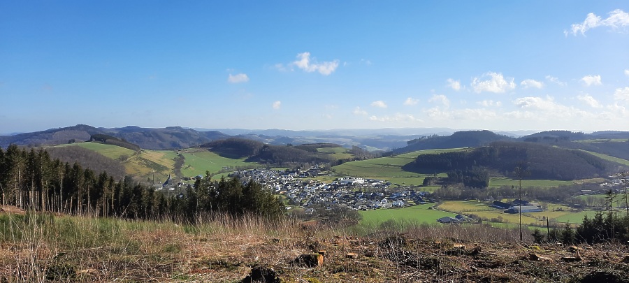 Blick vom Großen Sonnenstück auf Grevenstein und in der Ferne das Rothaargebirge