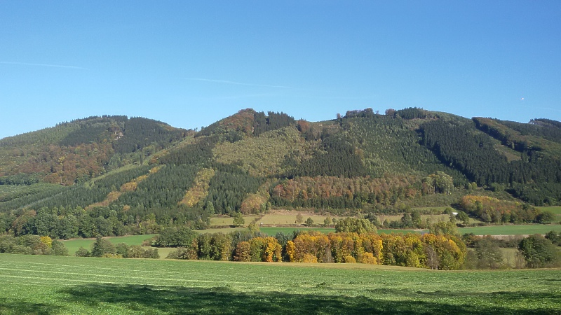 Blick über das Wennetal hoch zum Sülzberg (links), Braberg und Winnberge