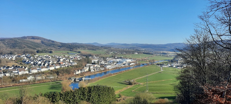 Blick über Freienohl und das Ruhrtal zur Wennemener Höhe