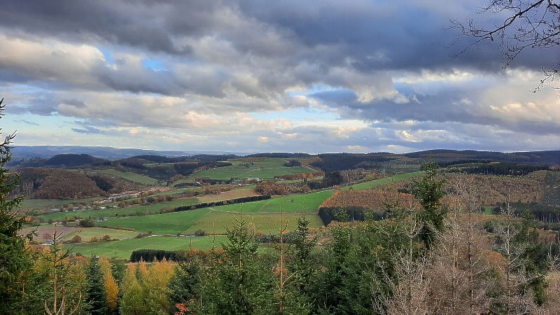 Blick auf den Schoneberg (links) und rechts 