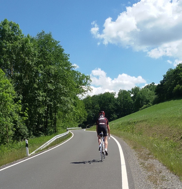  Einsam unterwegs auf ruhigen Straßen, im Büemker Tal 